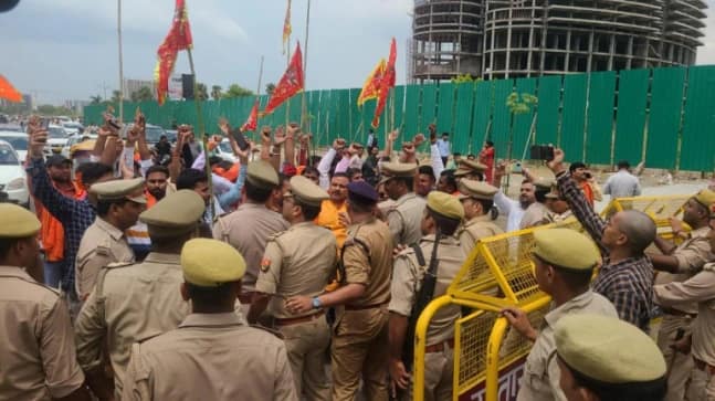 Hindu Mahasabha activists protest outside Lulu Mall in Lucknow, arrested