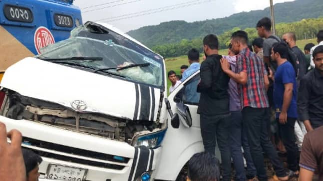 11 dead, 5 injured after train rams into microbus at railway crossing in Bangladesh